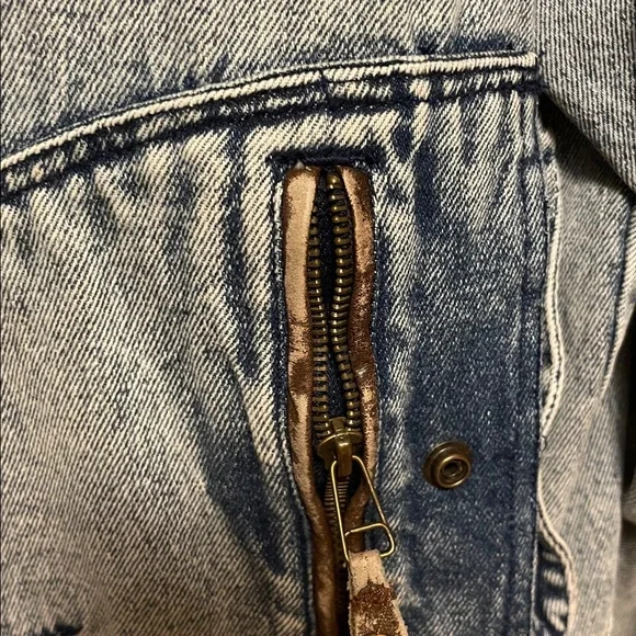 Vintage stone washed Light Blue Denim Jacket - Picture 5 of 10